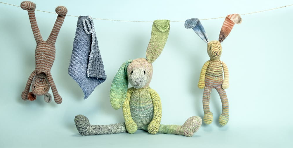 [Zijmaakthet] [Вяжи.ру] Вязаный спицами кролик Quwi (2022)