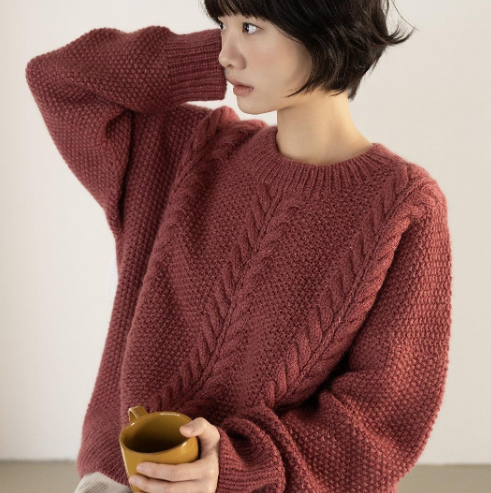 [Вяжи.ру, Sallyknit] Свитер с косами вязаный спицами сверху Everleaf sweater (2025)